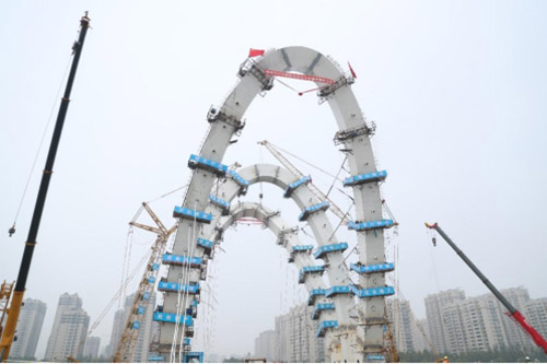 聊城碳纤维索斜拉公路桥成功合龙!